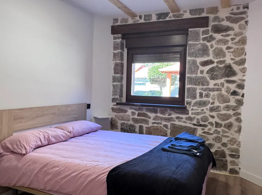 Dormitorio con cama de matrimonio y cuna