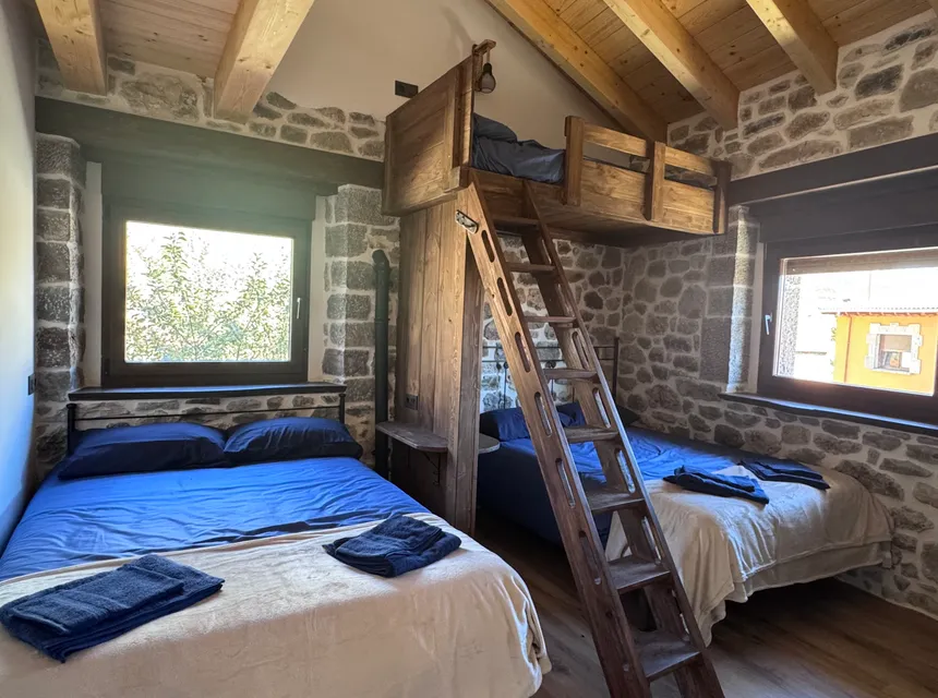 Dormitorio con dos camas de matrimonio y litera