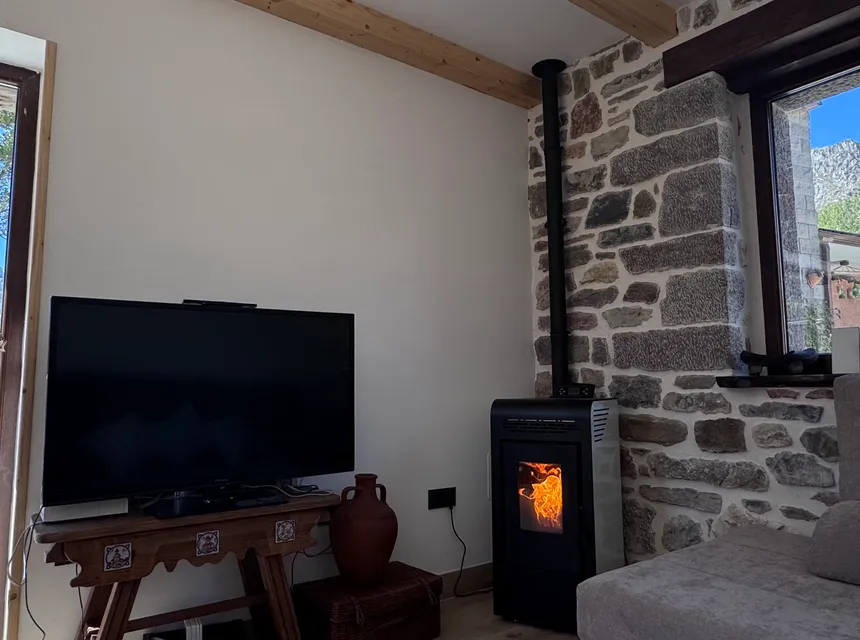Salón con estufa de la casa rural en el Valle de Arbas
