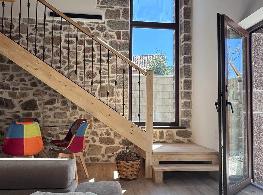 Salón de la planta baja de la casa rural en el Valle de Arbas