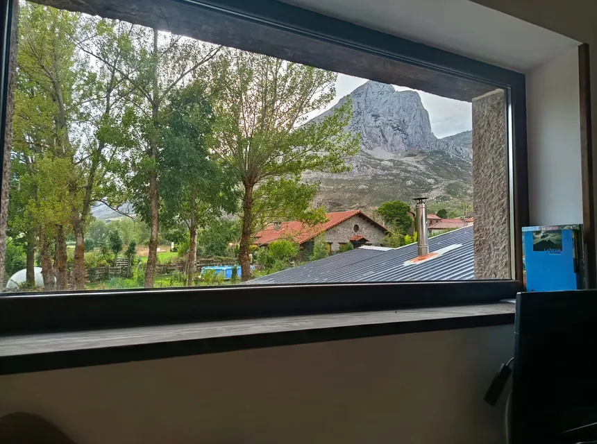 Vista desde una de las ventanas de la casa rural hacia Peña Barragana